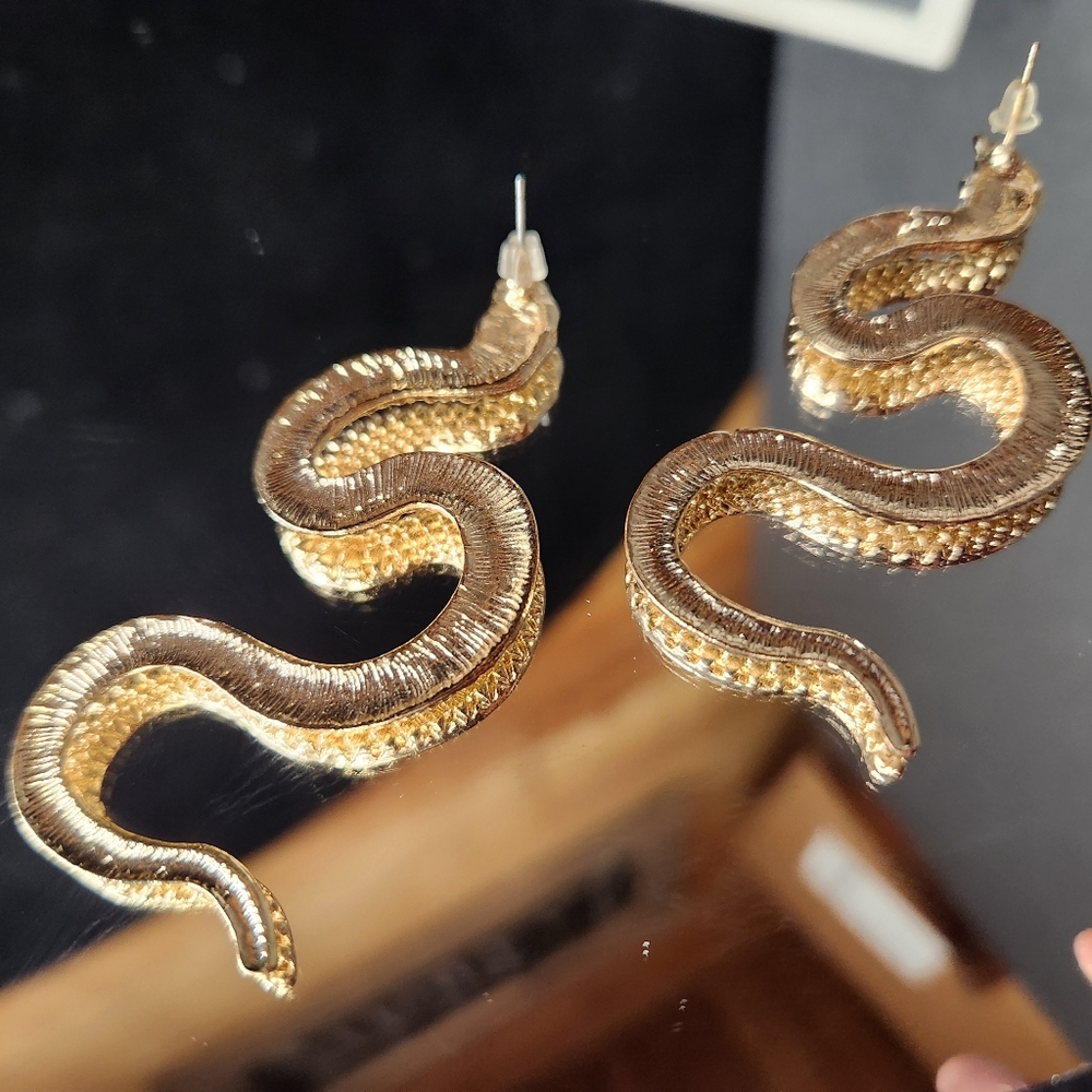 Gold tone slithering snake 3" dangle statement earrings‎ - Picture 4 of 5